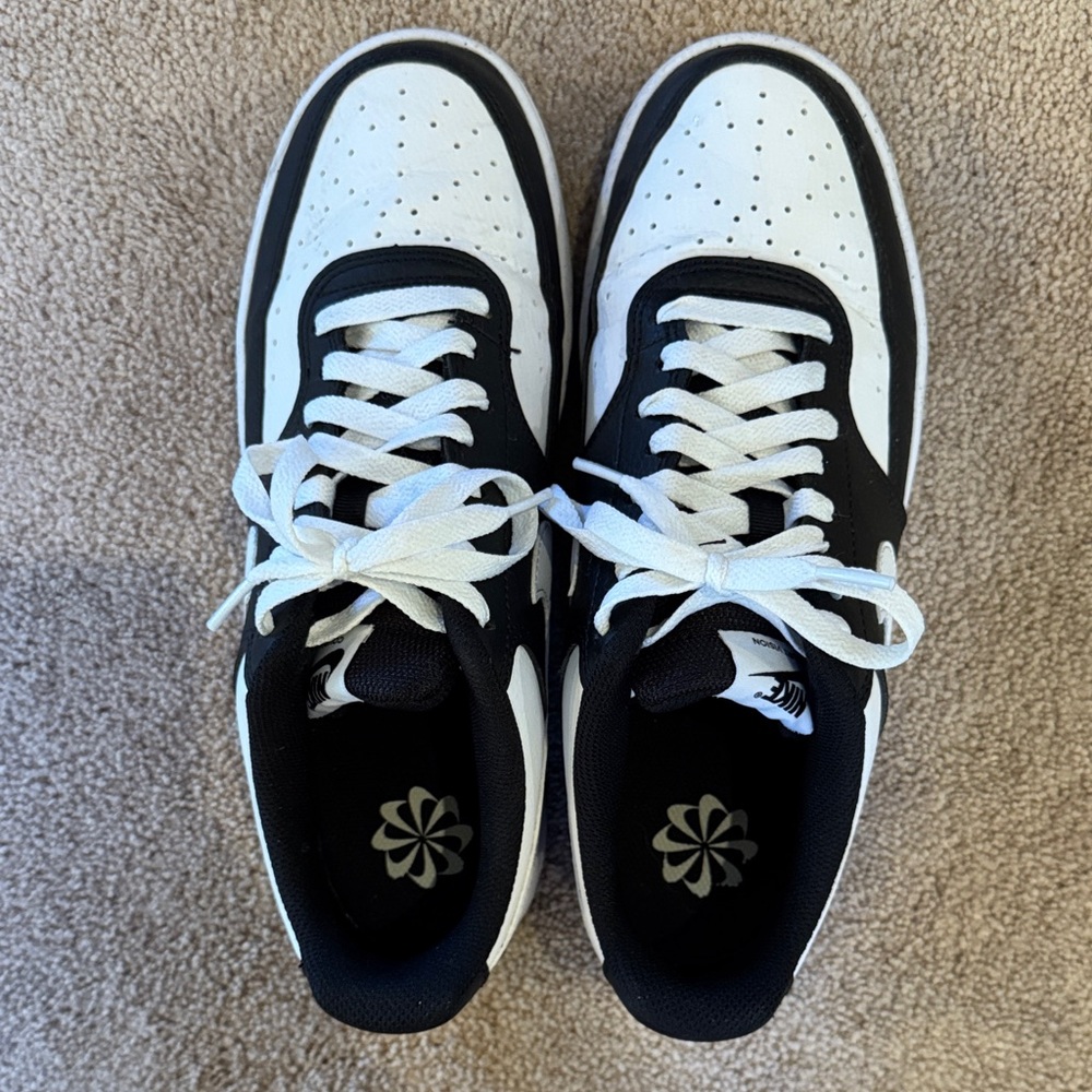 Nike Black and White Women's Sneakers - Picture 2 of 4